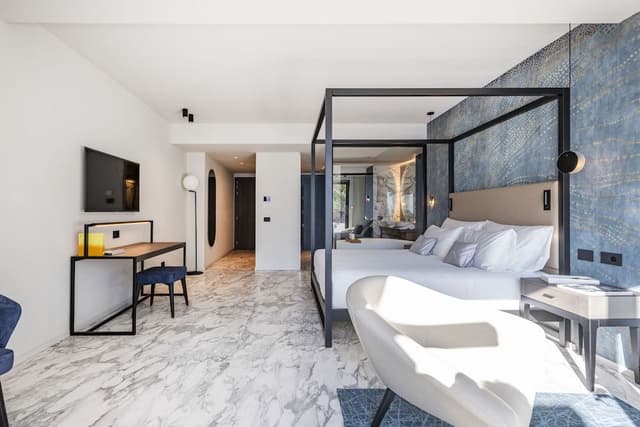 Junior Suite, 1 Queen Bed, Balcony, Lake View (Nemos)
