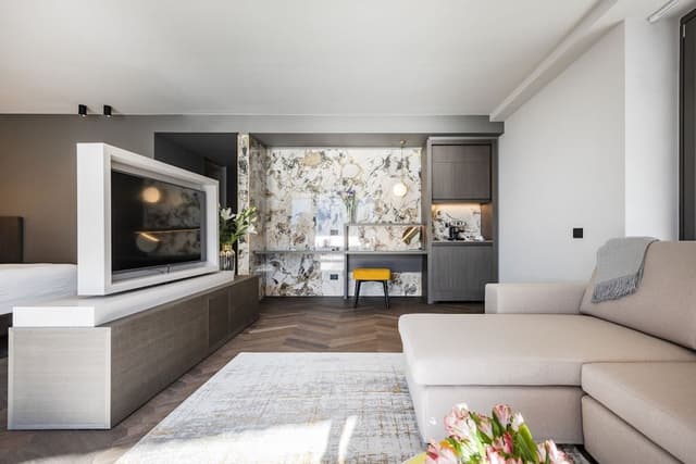 Suite, 1 King Bed, Balcony, Lake View (Alisia)