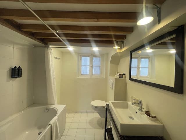 3 bedroom apartment (No air conditioning/no elevator/cleaning service at extra charge)