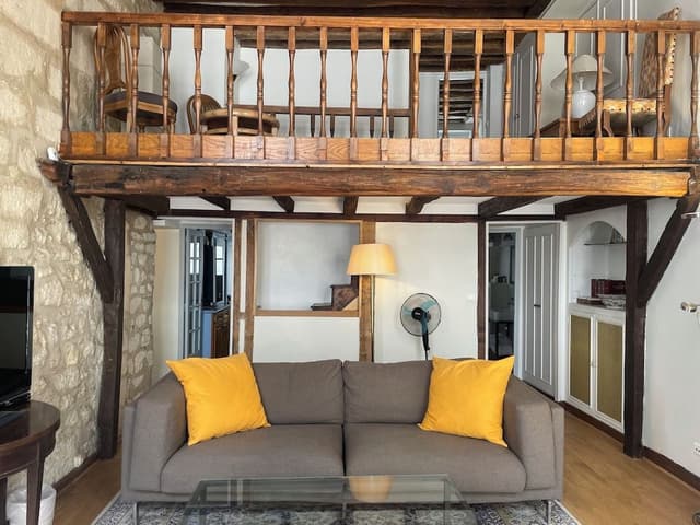 3 bedroom apartment (No air conditioning/no elevator/cleaning service at extra charge)