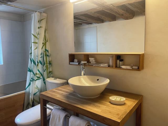 3 bedroom apartment (No air conditioning/no elevator/cleaning service at extra charge)