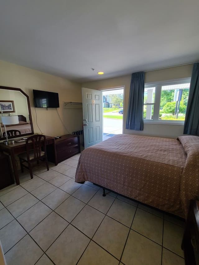 Room, 1 Queen Bed, Refrigerator & Microwave, Lake View