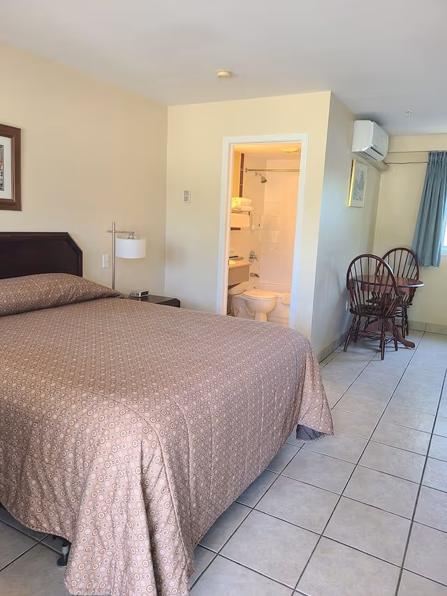 Room, 1 Queen Bed, Refrigerator & Microwave, Lake View