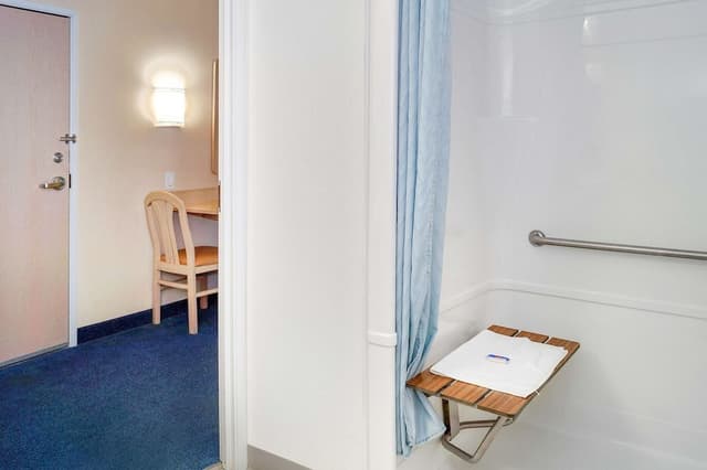 Standard Room, 1 Queen Bed, Accessible, Non Smoking