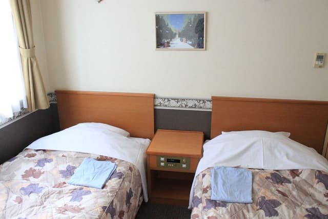 Twin Room, Smoking