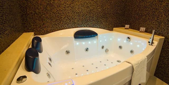 Junior Suite, Jetted Tub