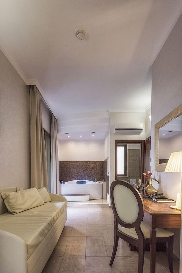 Junior Suite, Jetted Tub