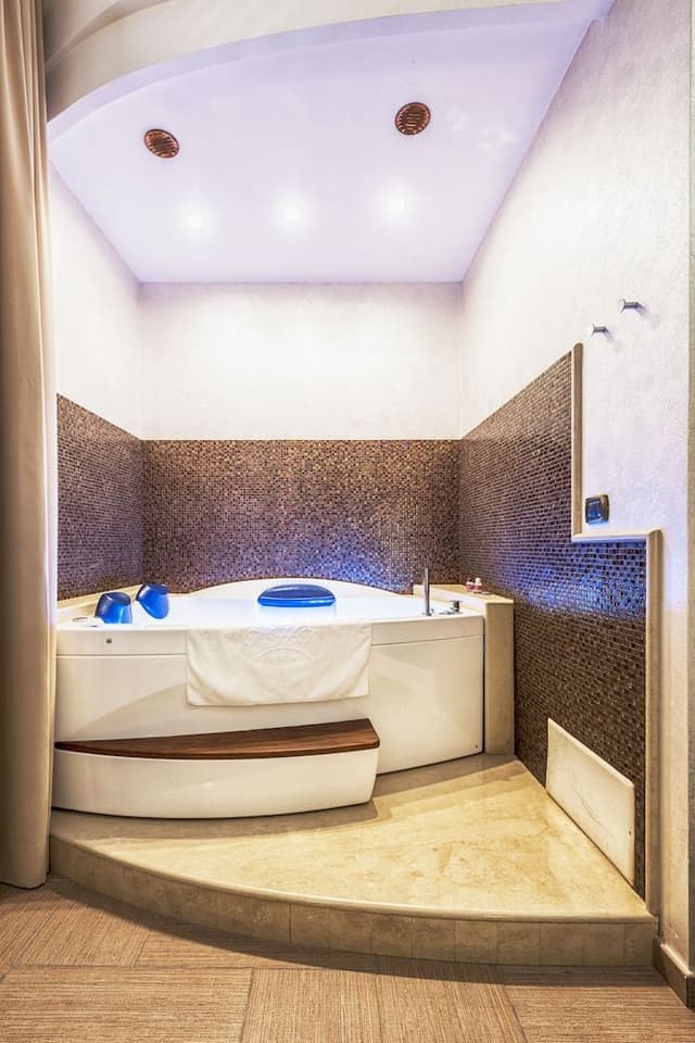 Junior Suite, Jetted Tub