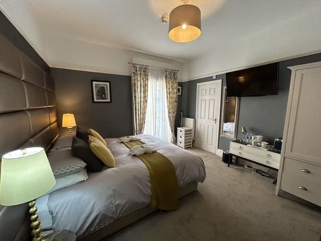 Superior Double or Twin Room, Bathtub