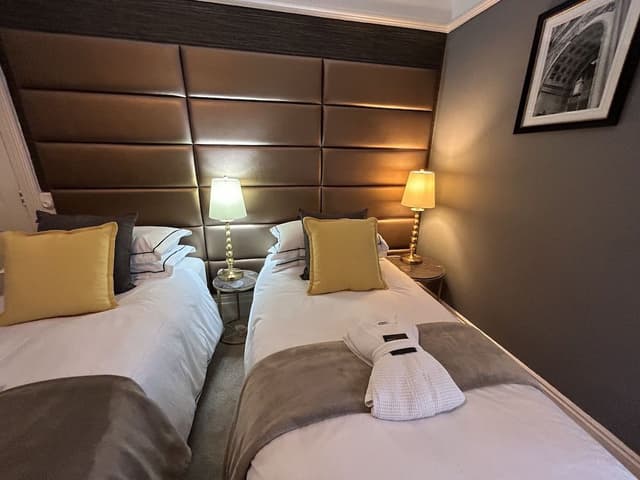 Superior Double or Twin Room, Bathtub