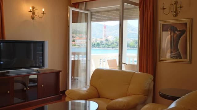 Deluxe Two-Bedroom Apartment with Terrace and Sea View