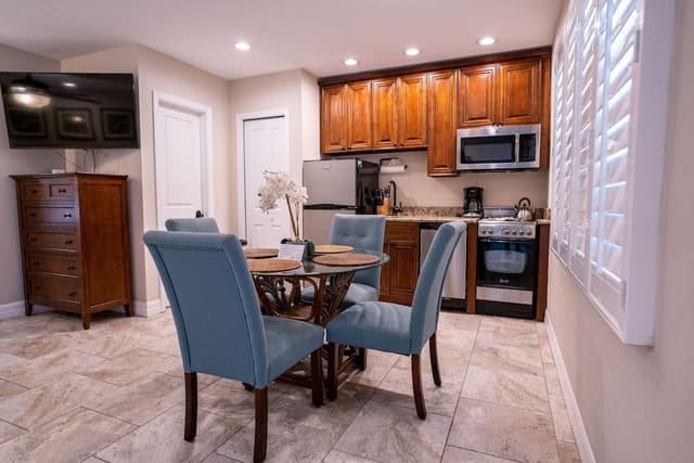 Premium Studio Suite, 1 King Bed with Sofa bed (Unit 105)