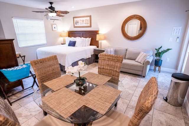 Premium Studio Suite, 1 King Bed with Sofa bed (Unit 104)