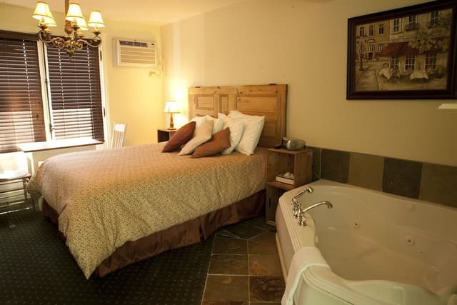 Country-Style Room, 1 Queen Bed (6-Course Dinner & Hot Tub Included)