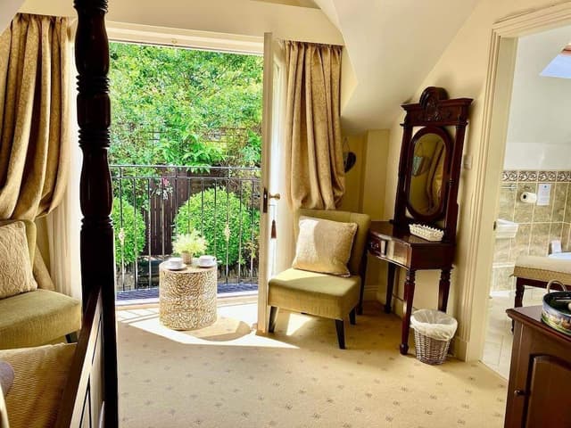 Romantic Double Room (Four Poster Bed)