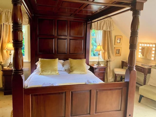 Romantic Double Room (Four Poster Bed)