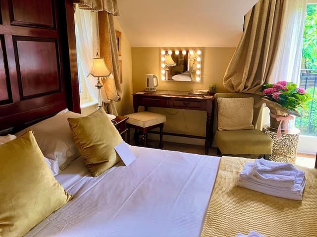 Romantic Double Room (Four Poster Bed)