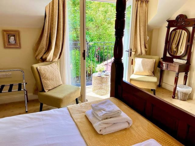 Romantic Double Room (Four Poster Bed)