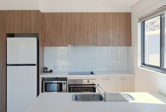 Deluxe 2 Bedroom Access Cabin - Sleeps 4