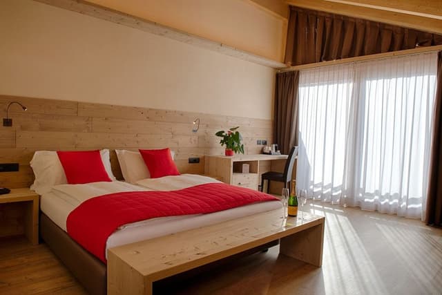 Junior Suite, Jetted Tub, Mountain View