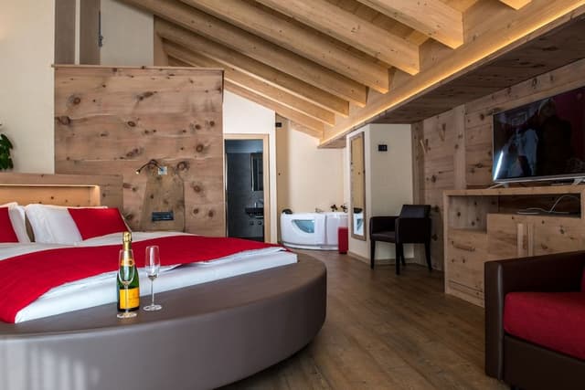 Junior Suite, Jetted Tub, Mountain View