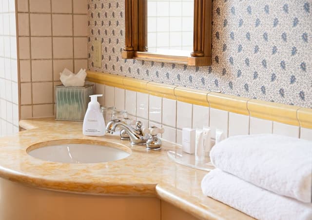 Basic Queen Room