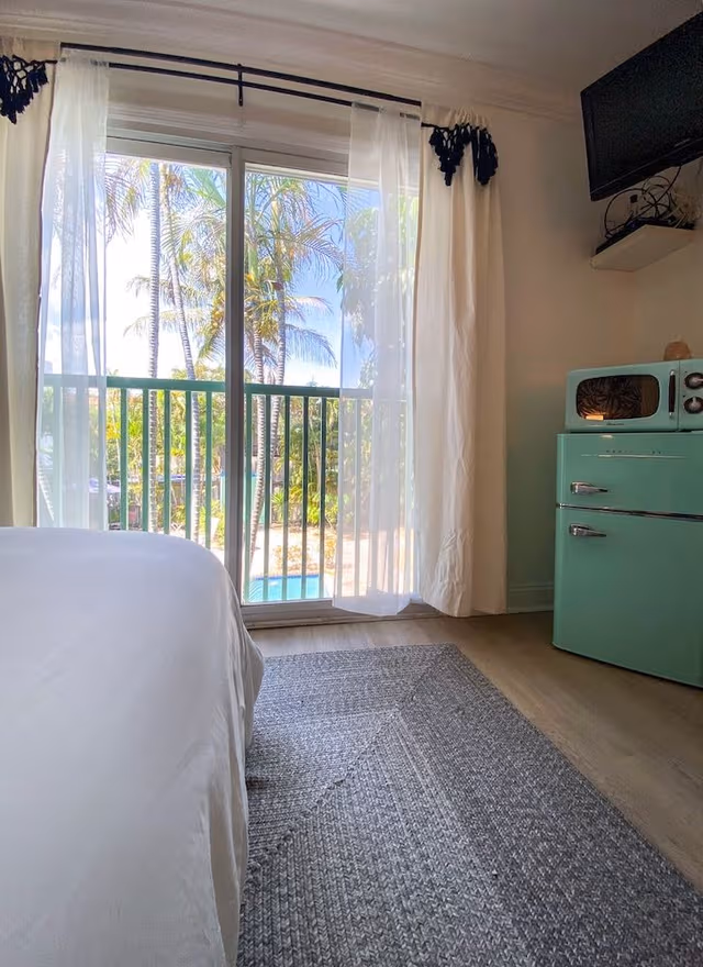Room, 1 King Bed, Pool View