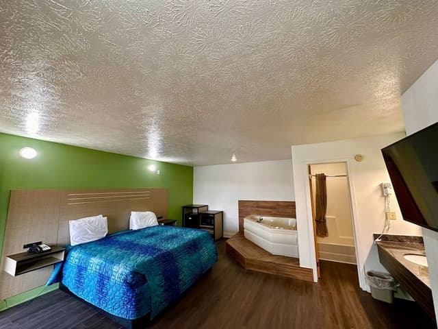 Deluxe Room, 1 King Bed, Hot Tub