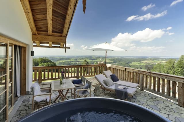 Panoramic Chalet, 2 Bedrooms, Hot Tub, Lake View