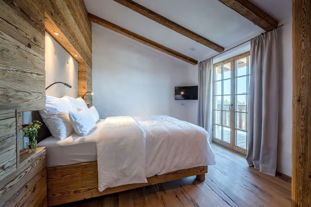 Panoramic Chalet, 2 Bedrooms, Hot Tub, Lake View