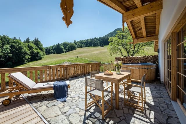 Panoramic Chalet, 2 Bedrooms, Hot Tub, Lake View