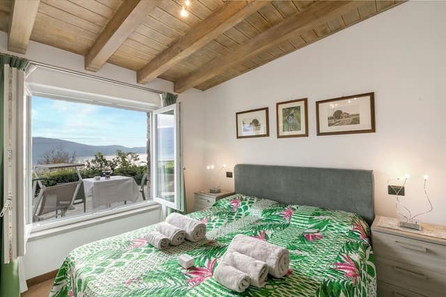 Family Apartment, Multiple Bedrooms, Mountainside (Blu Lavanda Lakeview Terrace +)
