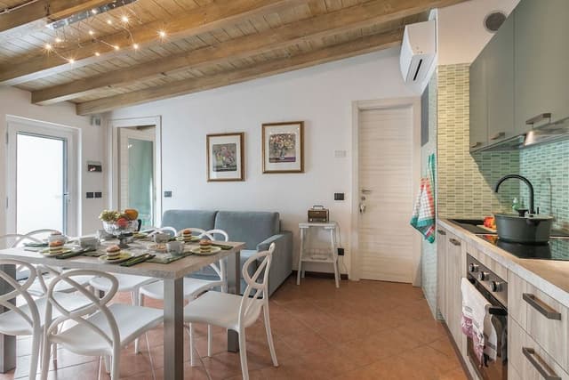 Family Apartment, Multiple Bedrooms, Mountainside (Blu Lavanda Lakeview Terrace +)