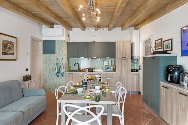Family Apartment, Multiple Bedrooms, Mountainside (Blu Lavanda Lakeview Terrace +)