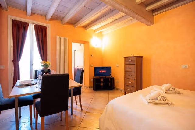 Comfort Room, Courtyard View