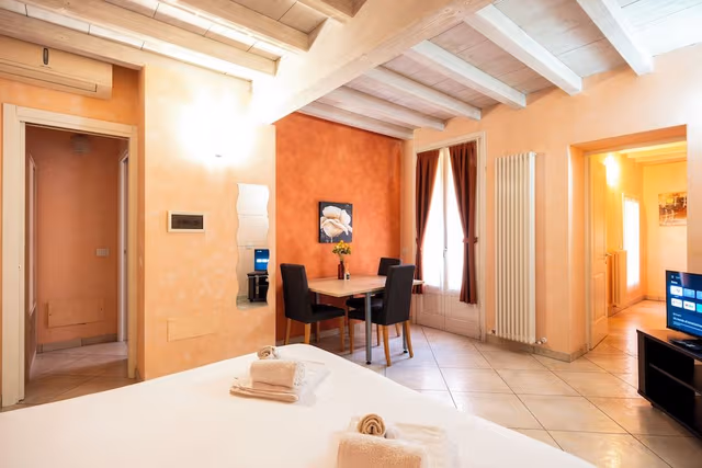 Comfort Room, Courtyard View