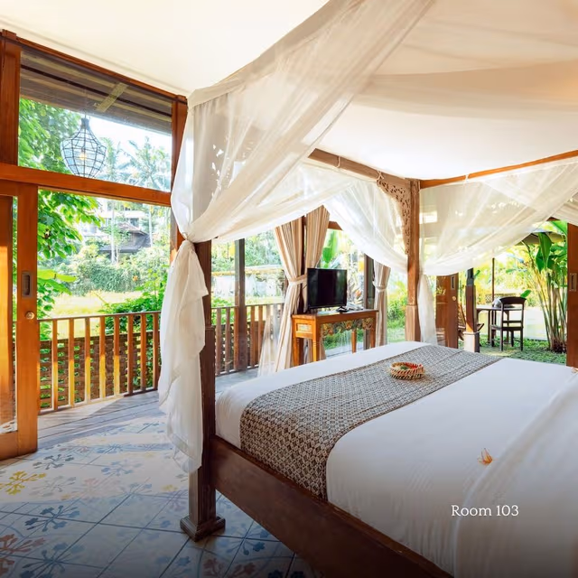 Deluxe Suite, Kitchen, Pool View