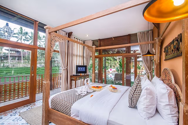 Deluxe Suite, Kitchen, Pool View