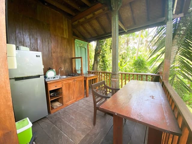 Deluxe Suite, Kitchen, Pool View