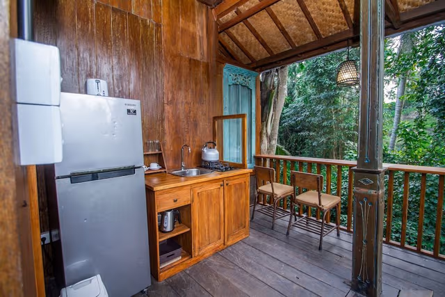 Deluxe Suite, Kitchen, Pool View