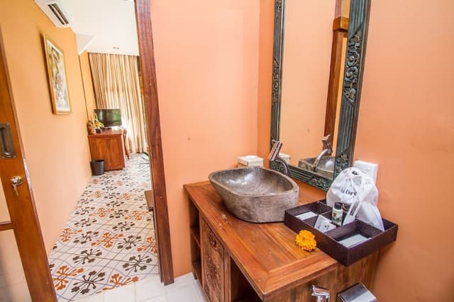 Deluxe Suite, Kitchen, Pool View