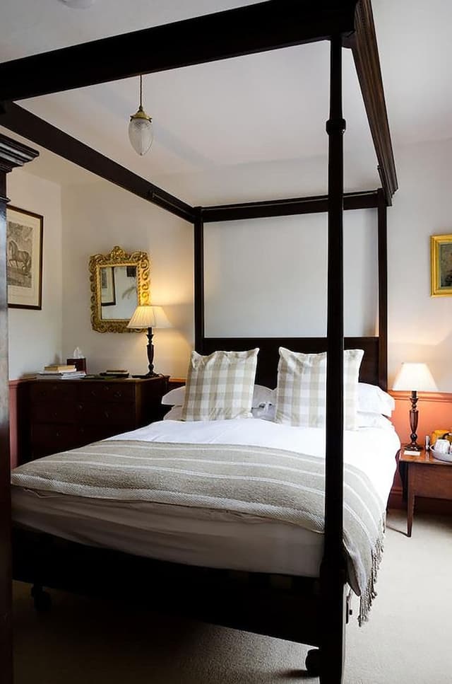 Double Room Four Poster on Suite