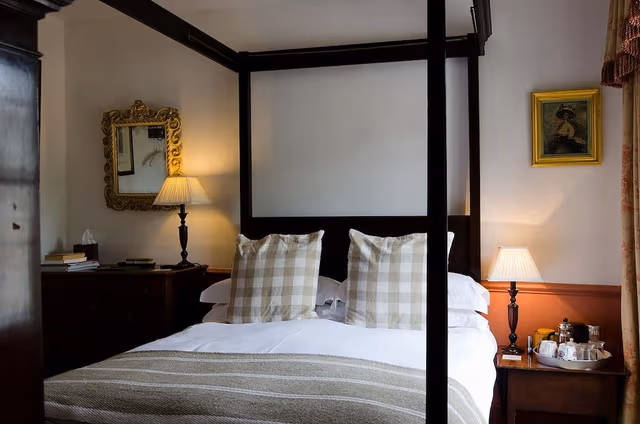 Double Room Four Poster on Suite
