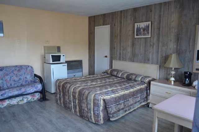 Comfort Room, 1 Queen Bed, Kitchenette