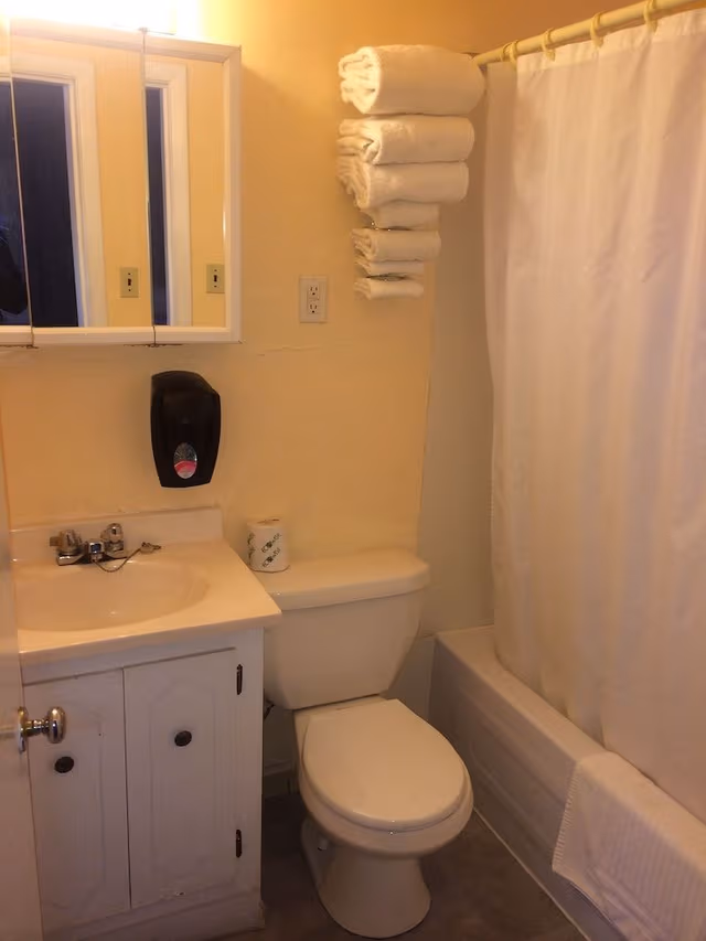 Comfort Room, 1 Queen Bed, Kitchenette