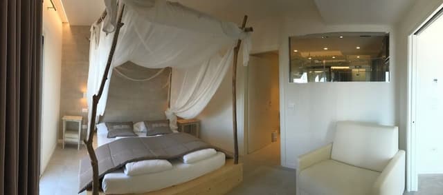 Royal Studio Suite, Jetted Tub