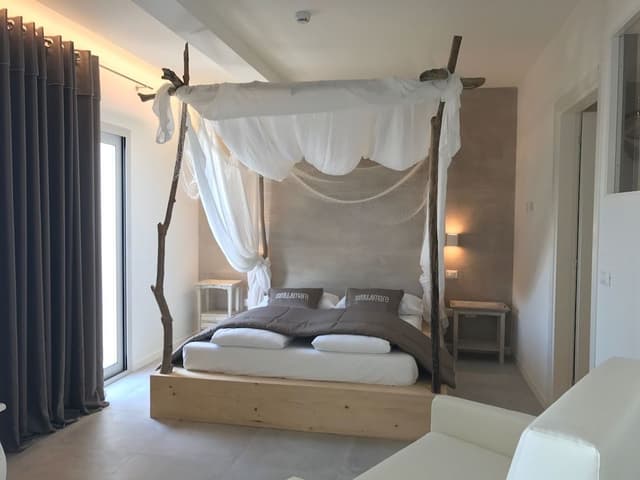 Royal Studio Suite, Jetted Tub