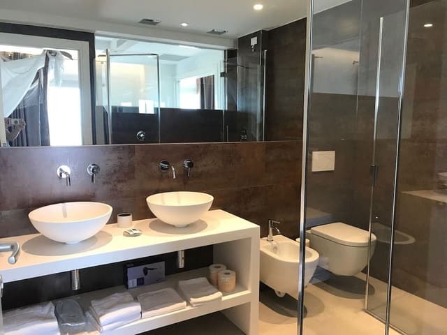 Royal Studio Suite, Jetted Tub