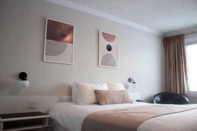 Room 1 Queen Bed Saguenay View