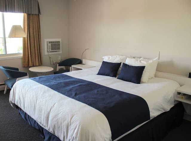 Room 1 King Bed Saguenay View